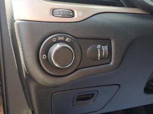 Used 2016 Jeep Cherokee Sport FWD image 19