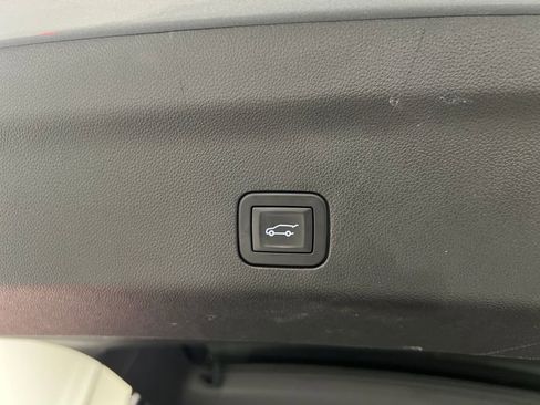 Used 2025 Chevrolet Suburban Z71 image 41