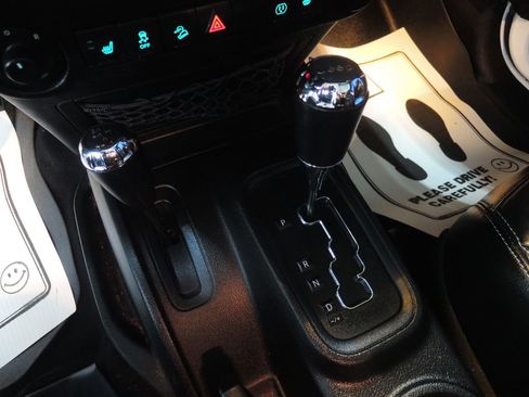 Used 2018 Jeep Wrangler Unlimited Sahara w/ Connectivity Group image 23