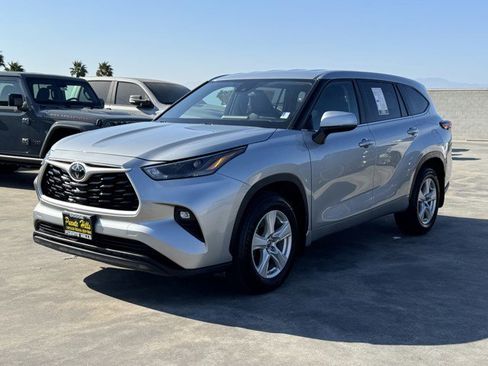 Used 2024 Toyota Highlander LE image 3