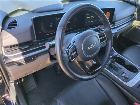 Used 2025 Kia Carnival image 10