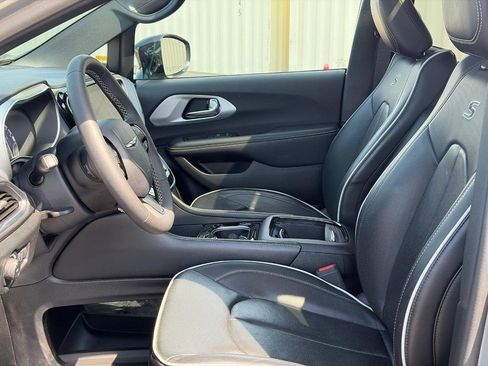 Used 2025 Chrysler Pacifica Limited FWD image 21