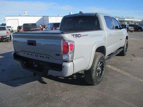Used 2020 Toyota Tacoma TRD Sport image 4