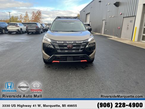 Used 2025 Nissan Rogue SV image 2