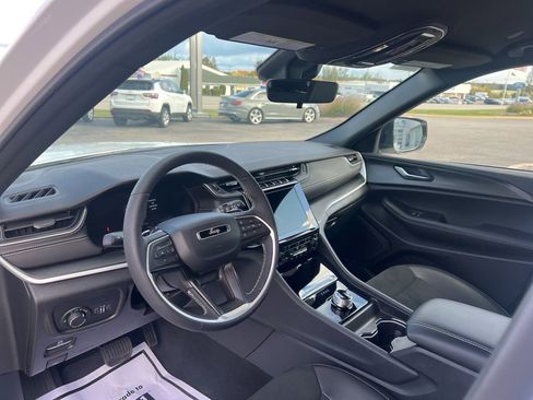New 2025 Jeep Grand Cherokee Altitude AWD/4WD image 31