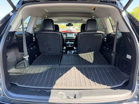 Used 2017 Toyota Highlander XLE image 19