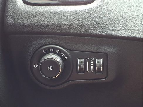 Used 2019 Jeep Compass Latitude FWD image 16
