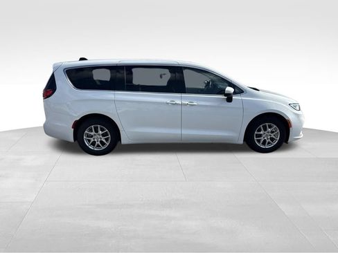 Used 2023 Chrysler Pacifica Touring-L FWD image 8