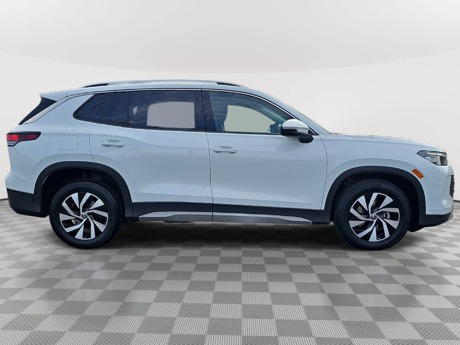 Used 2025 Volkswagen Tiguan S FWD image 4