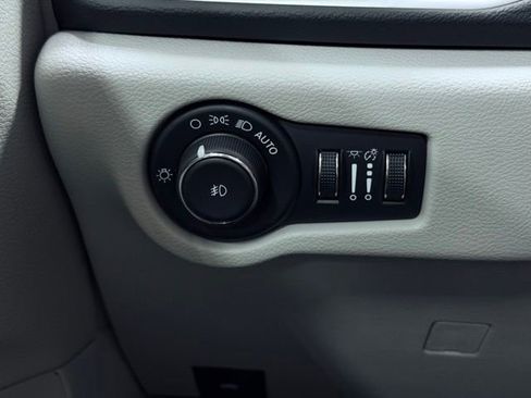 Used 2024 Chrysler Pacifica Touring-L FWD image 35