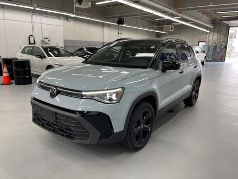 Used 2025 Volkswagen Taos SE AWD/4WD image 1