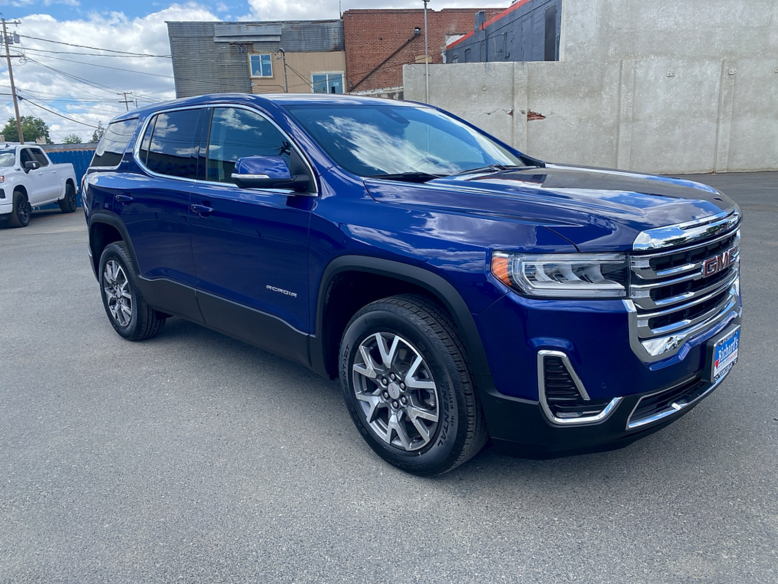 Used 2023 GMC Acadia SLE FWD image 5