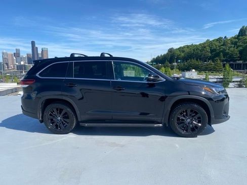 Used 2019 Toyota Highlander SE AWD/4WD image 2