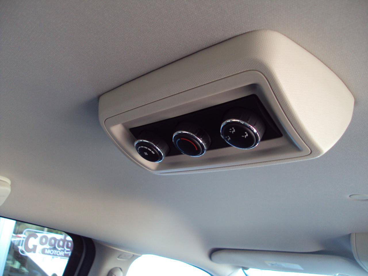 Used 2018 Dodge Grand Caravan SE w/ UConnect Hands-Free Group FWD image 13