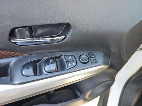 Used 2018 Nissan Kicks SR w/ Interior Electronics Package image 11