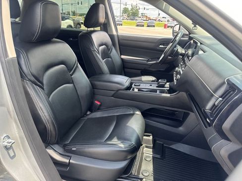 Used 2022 Nissan Pathfinder SV AWD/4WD image 12