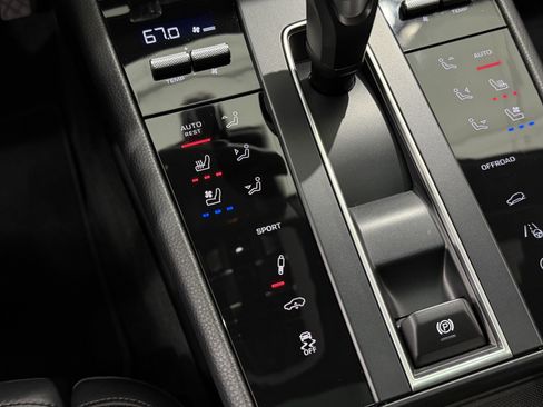 Certified 2024 Porsche Macan image 37