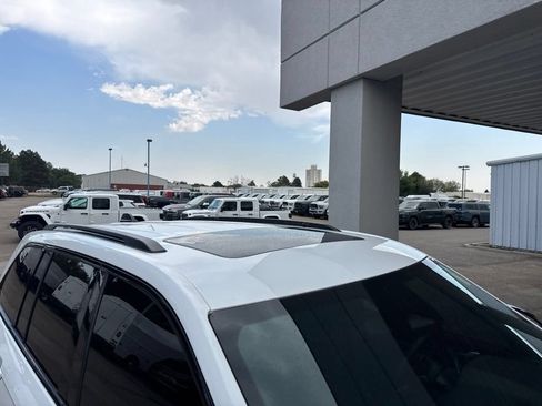 Used 2023 Jeep Grand Cherokee Altitude AWD/4WD image 6
