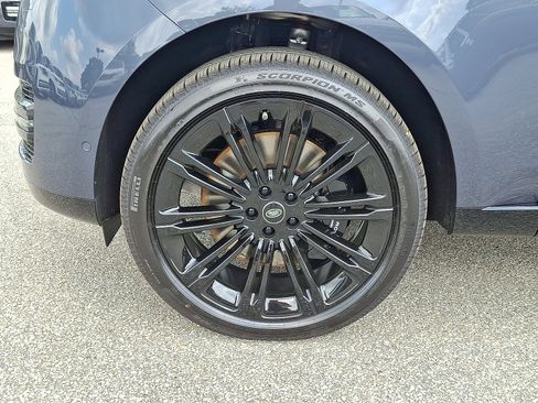 New 2025 Land Rover Range Rover SE image 2