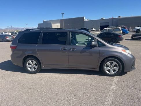 Used 2019 Toyota Sienna LE image 2