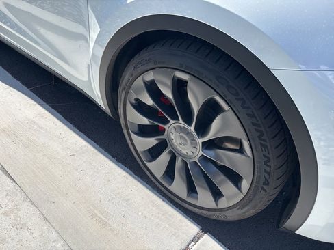 Used 2023 Tesla Model Y Performance AWD/4WD image 9
