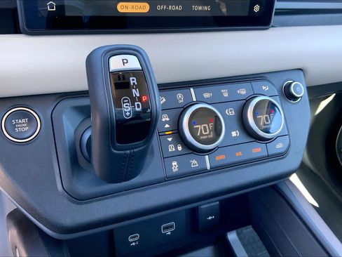 Used 2024 Land Rover Defender 110 X-Dynamic SE image 31