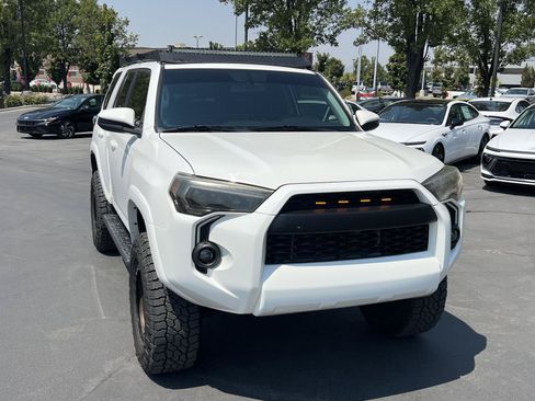Used 2019 Toyota 4Runner SR5 AWD/4WD image 4