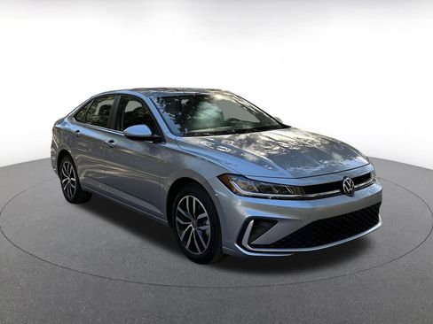 Used 2025 Volkswagen Jetta SE image 1