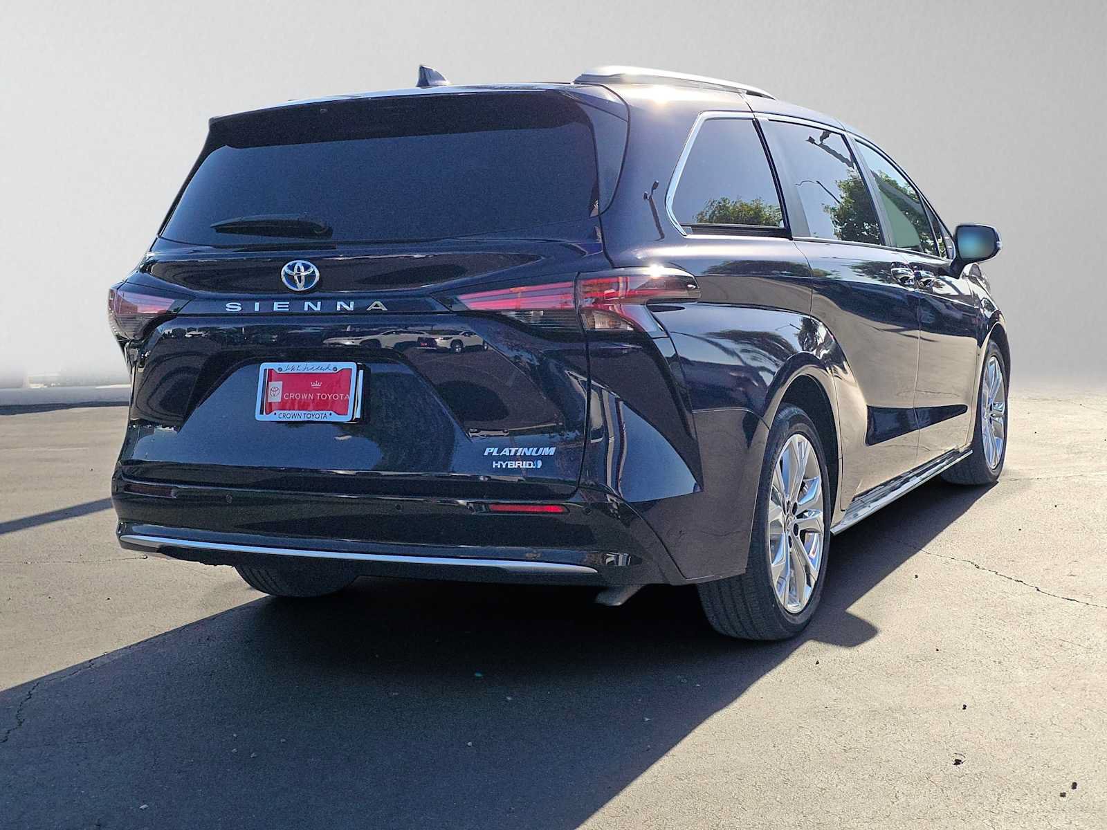 Used 2023 Toyota Sienna Platinum FWD image 3