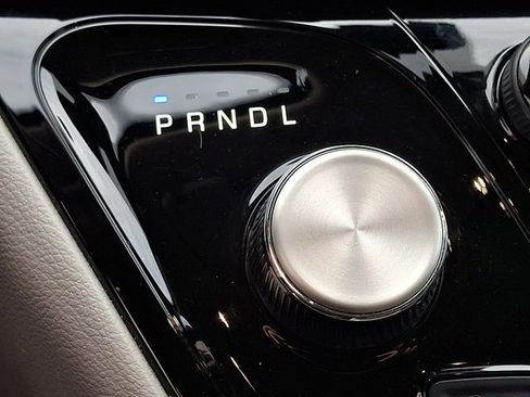 Used 2023 Chrysler Pacifica Touring-L image 15