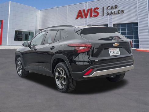 Used 2025 Chevrolet Trax LT w/ LT Convenience Package image 9