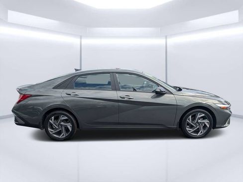 Used 2025 Hyundai Elantra SEL FWD image 2