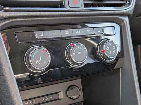 Certified 2023 Volkswagen Taos SE w/ Panoramic Sunroof Package image 24