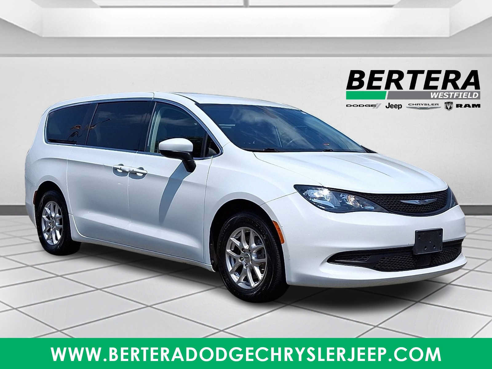 Used 2022 Chrysler Voyager LX FWD image 1