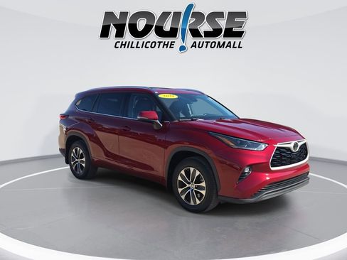 Used 2021 Toyota Highlander XLE AWD/4WD image 2