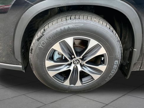 Certified 2024 Toyota Highlander XLE AWD/4WD image 11