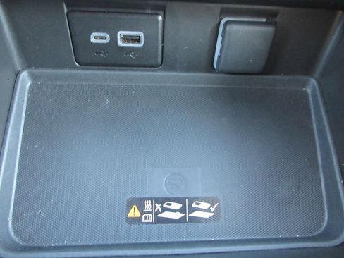 Certified 2024 Chevrolet Suburban Z71 w/ Luxury Package AWD/4WD image 32