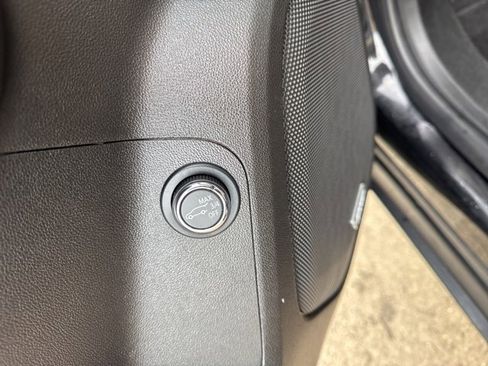 Used 2023 GMC Acadia SLT image 22