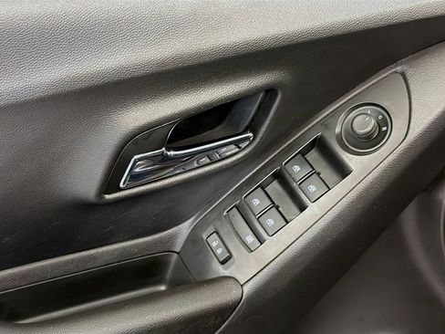 Used 2021 Chevrolet Trax LT w/ Driver Confidence Package FWD image 18