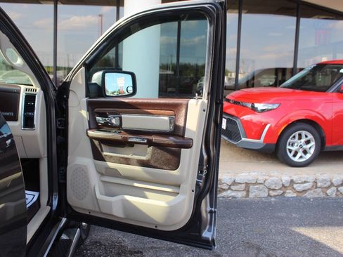 Used 2018 RAM 1500 Laramie w/ Convenience Group AWD/4WD image 10