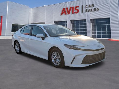 Used 2025 Toyota Camry LE image 3