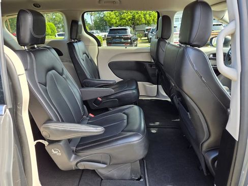 Used 2023 Chrysler Pacifica Touring-L FWD image 18