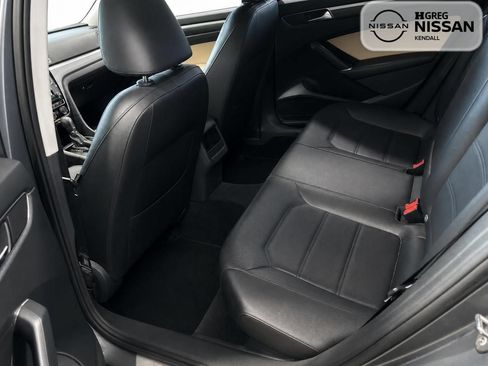 Used 2018 Volkswagen Passat 2.0T R-Line w/ R-Line Lighting Package FWD image 11