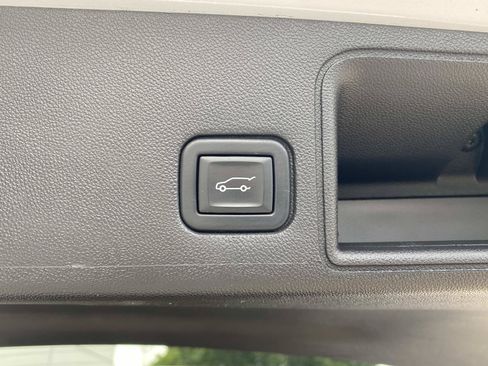 Used 2023 GMC Terrain SLT w/ LPO, Floor Liner Package AWD/4WD image 9