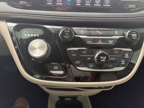 Used 2020 Chrysler Pacifica Limited image 20