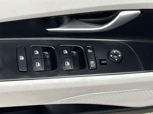 Used 2023 Hyundai Elantra Limited image 17