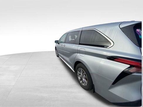 Used 2021 Toyota Sienna XLE image 6