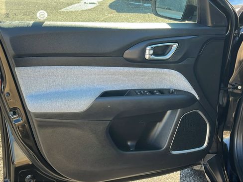 Used 2022 Jeep Compass Latitude image 10