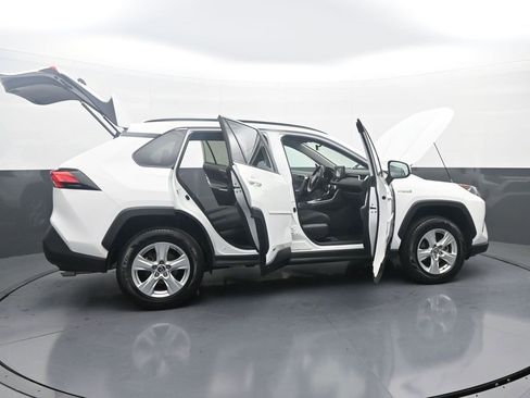 Used 2020 Toyota RAV4 LE image 32