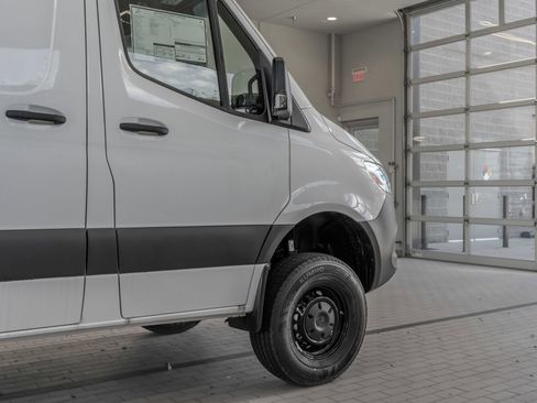 Used 2025 Mercedes-Benz Sprinter 2500 image 32